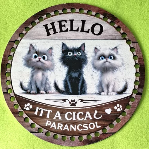 19,5cm Horgolható nyomtatott fa alap 7 mm lyukkal   Hello itt a cica parancsol  	1db/csomag	19,5cm vastagság 2,5mm	