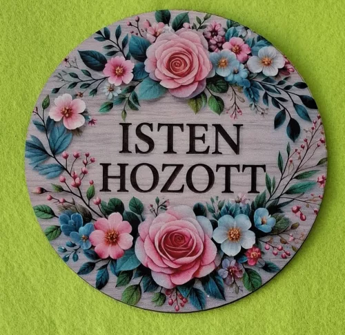 Nyomtatott kopogtató közép  ,Fa alapú HDF(nem tömörfa)  Kerek kopogtató közép   Rózsaszín  rózsás háttér Isten Hozott felirattal  	1db	15cm vastagság 2,5mm	