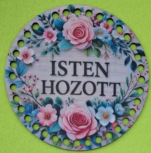 15cm Horgolható  ,Fa alapú HDF(nem tömörfa)  7mm lyukkal Rózsaszín  rózsás háttér Isten Hozott felirattal  	1db	15cm vastagság 2,5mm	