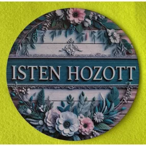   Nyomtatott kopogtató közép ,Fa alapú HDF(nem tömörfa)      Barna deszkás háttér ,  Isten Hozott  felirattal	1db	15cm vastagság 2,5mm	