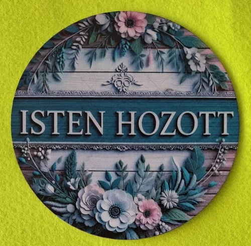 Nyomtatott kopogtató közép ,Fa alapú HDF(nem tömörfa)      Barna deszkás háttér ,  Isten Hozott  felirattal	1db	15cm vastagság 2,5mm	