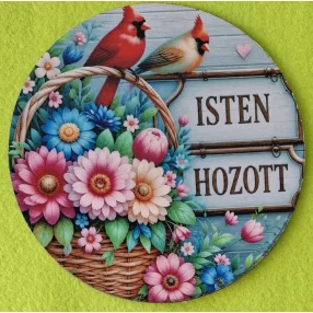   Nyomtatott kopogtató közép ,Fa alapú HDF(nem tömörfa)      Virágcsokor fonott kosárban papagájjal  ,  Isten Hozott  felirattal	1db	15cm vastagság 2,5mm	