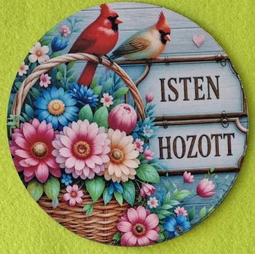 Nyomtatott kopogtató közép ,Fa alapú HDF(nem tömörfa)      Virágcsokor fonott kosárban papagájjal  ,  Isten Hozott  felirattal	1db	15cm vastagság 2,5mm	