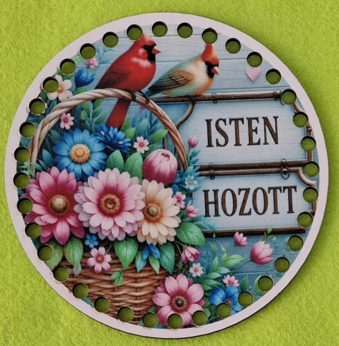 15cm Horgolható  ,Fa alapú HDF(nem tömörfa)   7 mm lyukkal   Virágcsokor fonott kosárban papagájjal ,  Isten Hozott  felirattal	1db	15cm vastagság 2,5mm	