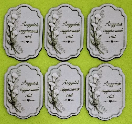 Tábla Angyalok vigyázzanak rád felirattal .	6db/csomag	4cm x5,8cm vastagság 2,5cm	