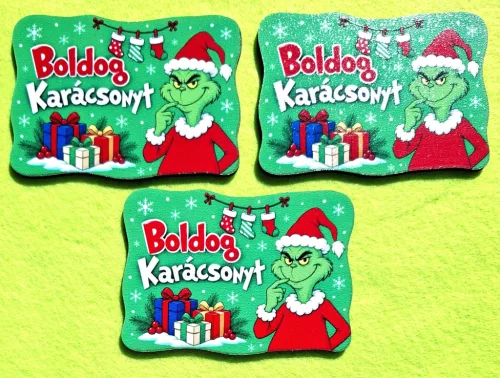 Nyomtatott Fekvő Grincs táblácska “Boldog Karácsonyt” felirattal	3db/csomag	6x4cm vastagság 2,5mm	