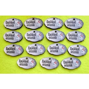    Nyomtatott fa Kicsi ovális  tábla fehér szürke háttérrel  angyalkával  Emléked Őrizzük felirattal	 	4x2,5cm vastagság 3mm	