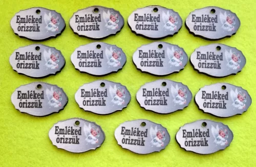  Nyomtatott fa Kicsi ovális  tábla fehér szürke háttérrel  angyalkával  Emléked Őrizzük felirattal	 	4x2,5cm vastagság 3mm	