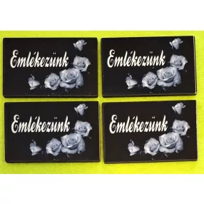    Nyomtatott fa Fekete alapon fehér rózsás  Emlékezünk felirattal	4db/csomag	4,5x7cm vastagság 3mm	