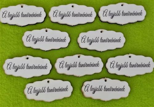 Nyomtatott ,fa alapú HDF(nem tömörfa) , Tábla A legjobb tanárnéninek Felirattal 	10db/csomag	7x3,5cm 
