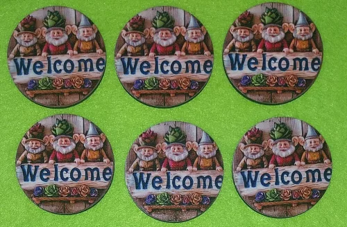 	Nyomtatott ,fa alapú HDF(nem tömörfa)    Kicsi kerek Három manó Welcome felirattal 	6db/csomag	5cm 