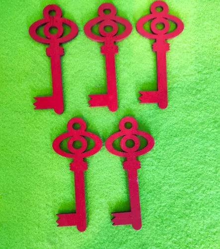  Piros színű , fa  alapú HDF(nem tömörfa)    kulcs hagyományos 10x4,5cm 	5db/csomag