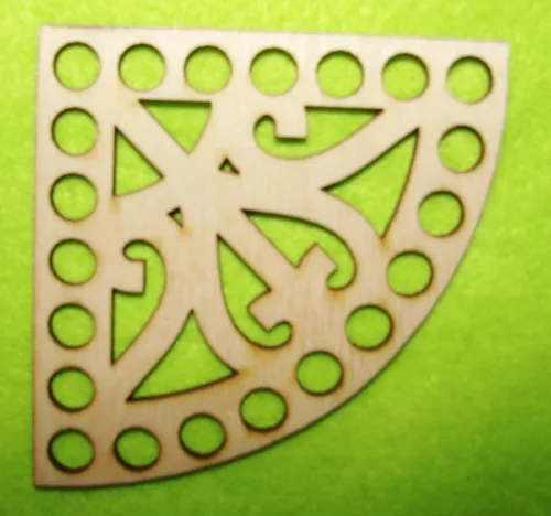 8x8cm Natúr,nyír rétegelt lemez Horgolható negyedkör mintás   8mm lyukkal	1db	