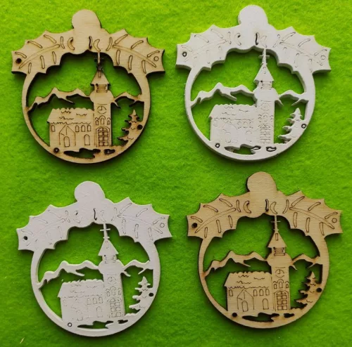 Natúr és Fehér színű ,fa  alapú HDF(nem tömörfa)   karácsonyfa disz templommal 8x8cm 4db/csomag