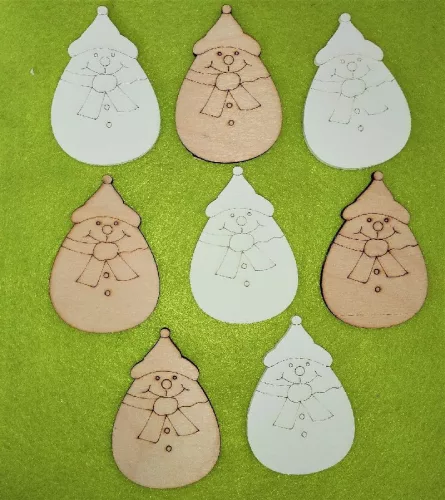 Natúr és Fehér színű ,fa  alapú HDF(nem tömörfa)  Duci hóember	10db/csomag	5,5x8cm 