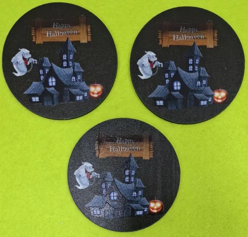 8cm kerek  Nyomtatott ,fa alapú HDF(nem tömörfa) tábla Szellem bilincsel Fekete színű,háttér Happy Halloween felirattal	3db/csomag	