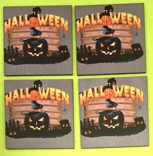 7x7cm Négyzet  Nyomtatott fa   tábla  Halloween felirattal fekete tökökkel 	4db/csomag	