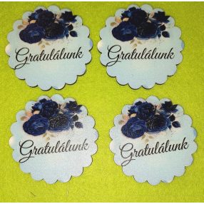   Nyomtatott Fa    Csipkés tábla kék rózsával Gratulálunk  felirattal 	4db/csomag	6,5x6,5cm 