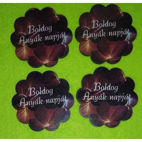   Nyomtatott fa   tábla Barna hátteres   Boldog Anyák napját felirattal	4db/csomag	6cm 
