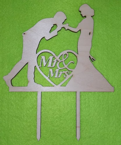 Natúr,nyír rétegelt lemez  beszúrós dísz MR & MRS Kezet csókolós  vőlegény 	16x20cm 