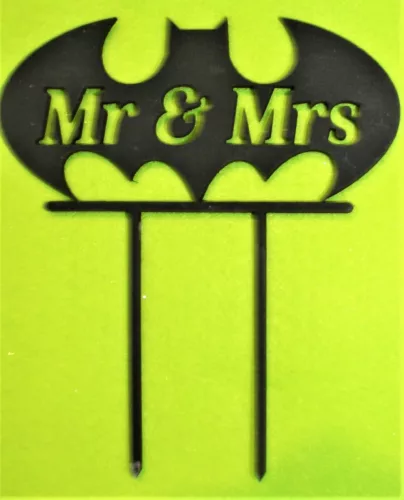 Fekete színű,,nyír rétegelt lemez Denevéres beszúrós dísz Mr & Mrs felirattal	1db	12x14cm