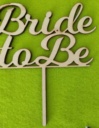 Natúr,nyír rétegelt lemez Beszúrós  dísz Bride to Be 	1 db	14x15cm magasság vastagság 3mm	