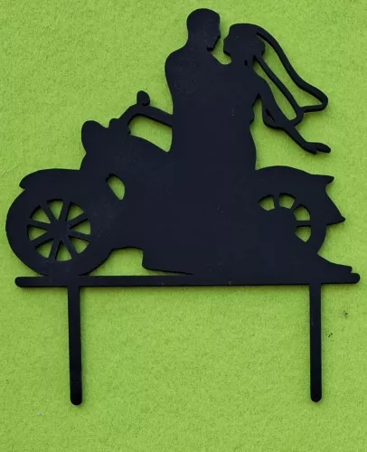  Fekete színű,,nyír rétegelt lemez Beszúrós Hosszú hajú lány párjával motoron	1db	15x15,5 cm
