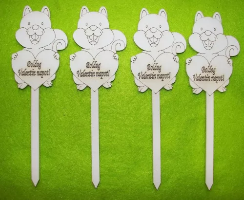 Fehér fa Beszúrós mókus Boldog Valentin !  felirattal	4 db/csomag	17x9