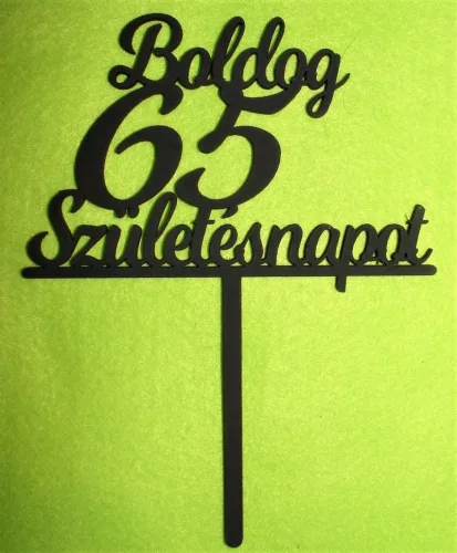  Fekete színű,nyír rétegelt lemez Beszúrós Boldog születésnapot 65-ös	1db	13x17cm 