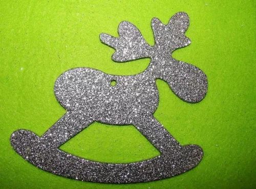 Ezüst csillámos,fa alapú HDF(nem tömörfa)    Hinta szarvas	1db	15x13cm 