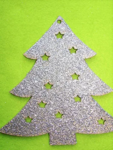 Ezüst csillámos,fa alapú HDF(nem tömörfa)   Fenyő csillaggal 	1db	15x15cm