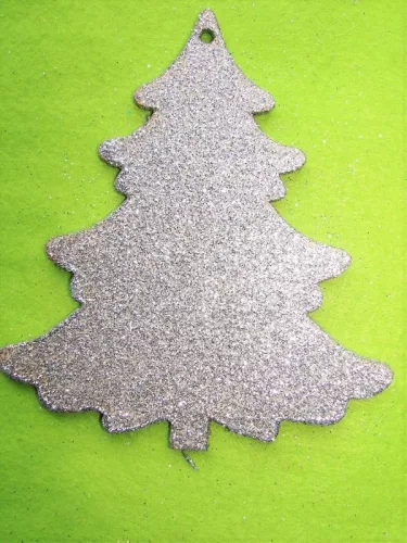 Ezüst csillámos,fa alapú HDF(nem tömörfa)   Fenyőfa 	1db	15x13cm 