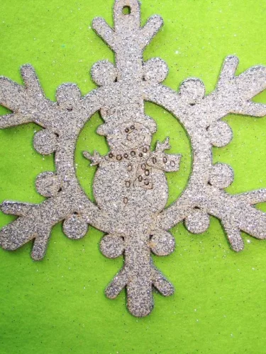 Ezüst csillámos,fa alapú HDF(nem tömörfa)   Hópihe hó emberel 	1db	15x13cm