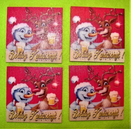 7x7cm Négyzet  Nyomtatott fa   tábla  sörözős rénszarvas és hóember Boldog karácsonyt felirattal	4db/csomag