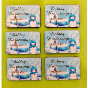   Nyomtatott  fa Hóember téli  tájjal  Boldog Karácsonyt felirattal	6db/csomag	6x4cm 