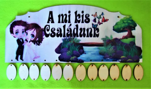 Nyomtatott ,fa alapú HDF(nem tömörfa)    Naptár tábla Mi kis családunk felirattal 12db bilétával	1db	 33x14 cm 