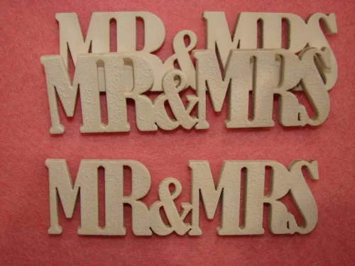 Fehér színű ,fa  alapú HDF(nem tömörfa)  MR&MRS 10,5x3cm 3db/csomag