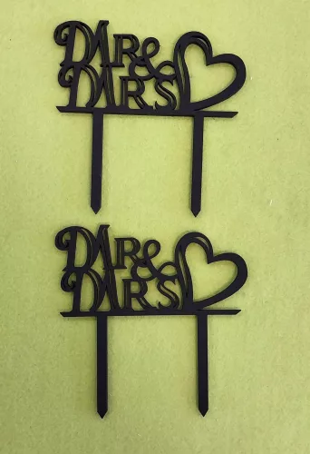  Fekete színű,,nyír rétegelt lemez Mr&MRS beszúrós dísz 2db/csomag	11,5x11,5cm 