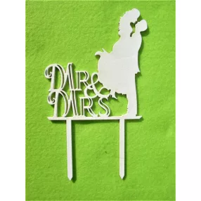   Fehér színű ,fa  alapú HDF(nem tömörfa)  Mr&MRS,csókolózós pár ,beszúrós dísz	1db	17,5x10,5cm vastagság 3mm	