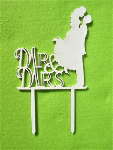 Fehér színű ,fa  alapú HDF(nem tömörfa)  Mr&MRS,csókolózós pár ,beszúrós dísz	1db	17,5x10,5cm vastagság 3mm	