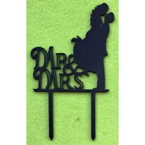    Fekete színű,,nyír rétegelt lemez Mr&MRS,csókolózós pár ,beszúrós dísz	1db	17,5x10,5cm 