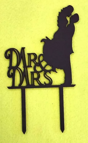  Fekete színű,,nyír rétegelt lemez Mr&MRS,csókolózós pár ,beszúrós dísz	1db	17,5x10,5cm 