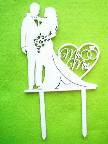 Fehér színű ,fa  alapú HDF(nem tömörfa)  beszúrós dísz  MR & MRS szemben álló pár		10,5x19cm 