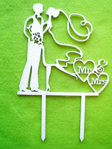 Fehér színű ,fa  alapú HDF(nem tömörfa)   beszúrós dísz MR & MRS Hosszú hajú lány 		13x20cm 