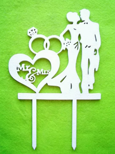 Fehér színű ,fa  alapú HDF(nem tömörfa)   beszúrós dísz MR & MRS Szíven gyűrűvel  	1db	13x20cm