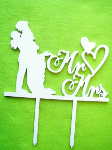 Fehér színű ,fa  alapú HDF(nem tömörfa)    beszúrós dísz  MR & MRS  Emelős pár		16x18cm  