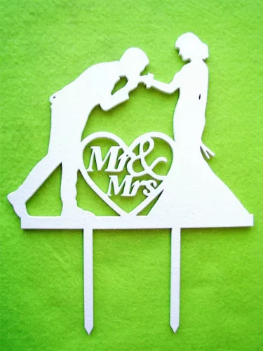 Fehér színű ,fa  alapú HDF(nem tömörfa)   beszúrós dísz MR & MRS Kezet csókolós  vőlegény 		16x20cm 
