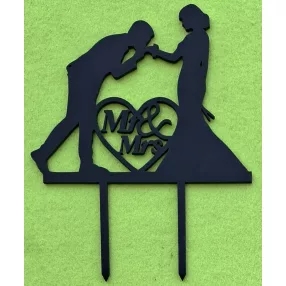    Matt Fekete színű,,nyír rétegelt lemez fa beszúrós dísz  MR & MRS Kezet csókolós  vőlegény 		16x20cm vastagság 3mm	300