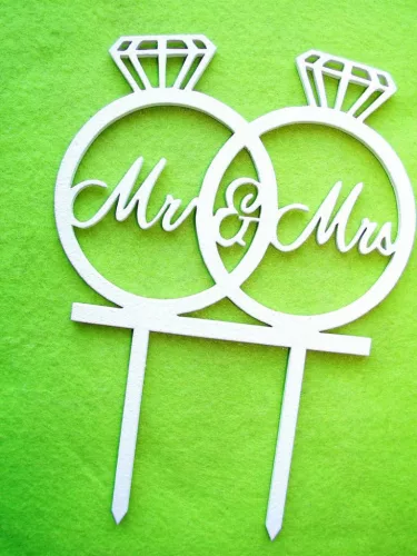 Fehér színű ,fa  alapú HDF(nem tömörfa)  beszúrós dísz MR & MRS Gyűrűk 13x17,5cm 	