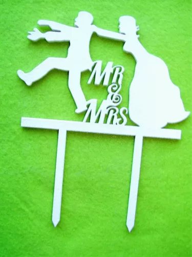 Fehér színű ,fa  alapú HDF(nem tömörfa)   beszúrós dísz MR & MRS Menekülő vŐlegény	 	13x16cm 
